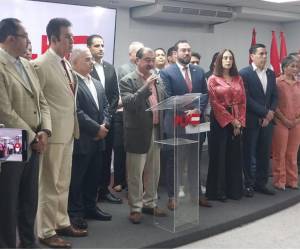 Momento en que daban lectura al pronunciamiento desde la sede del Partido Liberal.