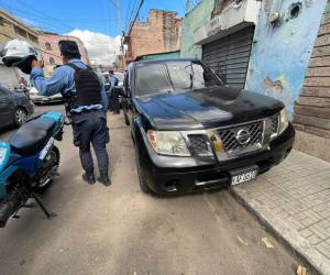 El vehículo, estacionado en la quinta avenida, séptima calle, presentaba rastros de sangre.