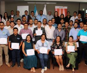 Luego de las capacitaciones a los jóvenes se les dio el certificado.