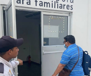 La sala de espera esta acondicionada con aire acondicionado, sillas y televisores.