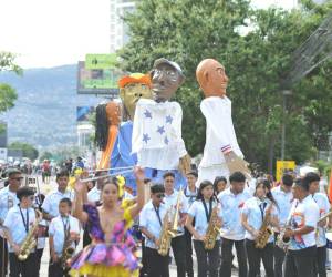 Las bandas de los colegios pusieron la música en el desfile.