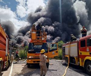 Bomberos luchan contra el tiempo para controlar las llamas que devoran una bodega de repuestos en la colonia El Prado. Aquí las imágenes de su titánica labor