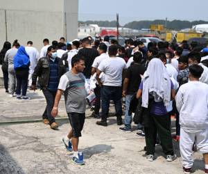 Migrantes guatemaltecos deportados de Estados Unidos son asistidos en la pista del aeropuerto a su llegada a la Base de la Fuerza Aérea en Ciudad de Guatemala.