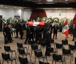 El expresidente peruano Alberto Fujimori recibió este jueves honores de Estado, tal y como indica el ceremonial de su país, cuando sus restos llegaron al velatorio en la sede del Ministerio de Cultura. Aquí las imágenes de su velorio.