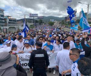 Al grito de “Honduras”, “No le mientan al pueblo”, “Libre nunca más”, cientos de simpatizantes de la oposición asistieron al bulevar Suyapa y participan en la marcha convocada por organizaciones de la sociedad civil, entre ellos el Bloque de Oposición Ciudadana (BOC). A continuación las imágenes.