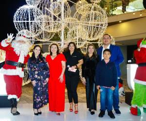 Banco Atlántida y La Galería le dieron la bienvenida a la temporada navideña con el tradicional encendido del árbol, iluminando estas fechas festivas.