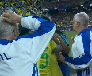 Los jugadores de Brasil ignoraron por completo a Dorival, que intentaba hablar con ellos previo a la tanda de penales