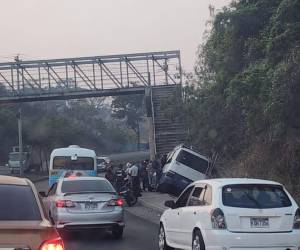 La unidad quedó a la orilla del bulevar Fuerzas Armadas tras salirse de la vía y caer a una cuneta.