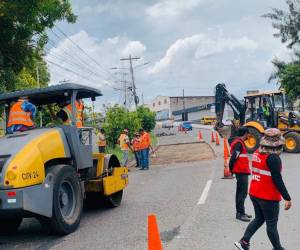 Los trabajos de bacheo que se realizan en el anillo periférico se han intensificado esta semana para reparar con prontitud los puntos críticos, para que esté todo listo para este domingo cuando se realice la onceava edición de la Vuelta Ciclística de EL HERALDO.