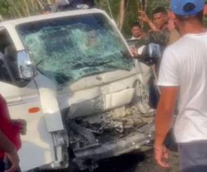 El vehículo tipo camión en el que se transportaba el ahora occiso.