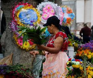 Los capitalinos recordaron este sábado a sus familiares fallecidos llevando flores a los cementerios, entre naturales y artificiales, e incluso hicieron presencia con música de mariachis y tríos, evocando lo alegre que fueron sus deudos.