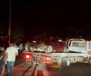 El fuerte choque del automotor con el poste de alumbrado público provocó que el vehículo quedara reducido a chatarras y dejó varias partes dispersas en la zona.