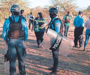 Autoridades policiales y pobladores llegaron a acuerdos previo al desalojo pacífico para luego proceder a la liberación del área.