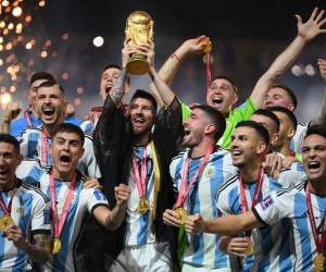 Los futbolistas de la selección argentina celebran la obtención del título de campeones del mundo.