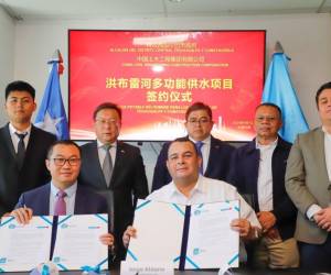 Las autoridades de la AMDC y ejecutivos de la empresa China Civil Engineering Construction luego de la firma de la carta de entendimiento.