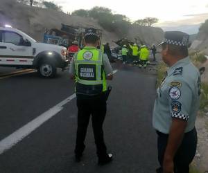 El vehículo chocó contra un remolque en una carretera que conecta los estados de Puebla y Oaxaca.