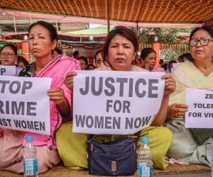 Las mujeres sostienen pancartas durante una manifestación por la violencia sexual contra las mujeres y por la paz en la violencia étnica en curso en el estado de Manipur, en el noreste de la India, en Imphal.