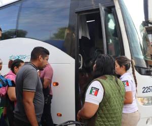 Cerca de 300 migrantes abordan buses del “Corredor emergente de movilidad” facilitado por el gobierno de México.