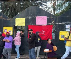 Con los portones cerrados y con la bandera de Libre amanecieron el Hospital Mario Mendoza.