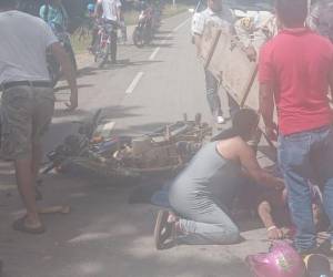 Producto de la fuerte colisión, los ocupantes de la motocicleta salieron disparados e impactaron fuertemente contra el pavimento, resultando en la muerte de la menor de dos años.