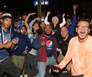 El ambiente es festivo en el bulevar Morazán, en la capital, donde la afición azul se desborda de emoción tras la victoria de su equipo.