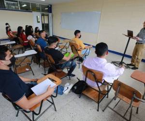 La falta de ofertas y horarios flexibles hace que las universidades públicas superen la carga estudiantil frente a las privadas.