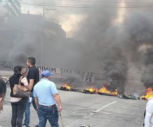 Los dos carriles del bulevar Resistencia Popular fueron bloqueados.