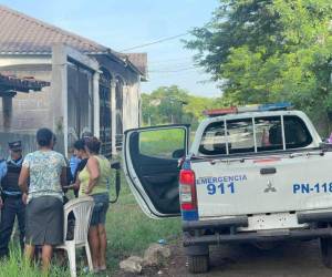 Agentes de la Policía Nacional llegaron a la escena donde ocurrió la masacre. Las autoridades policiales ofrecen 300,000 lempiras de recompensa por información del responsable de la masacre.