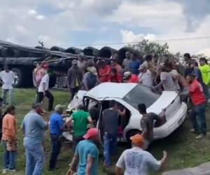 La víctima quedó atrapada entre el amasijo de hierros por lo que elementos del cuerpo de bomberos tuvieron que romper la carrocería para tratar de liberarla.