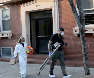 Los forenses saliendo de la vivienda donde estaban los cuerpos.