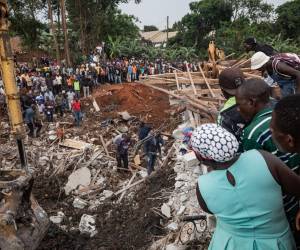 El número de muertos por el derrumbe de un gran vertedero en Kampala, la capital de Uganda, aumentó a 18. Aquí las impresionantes imágenes del lamentable hecho.