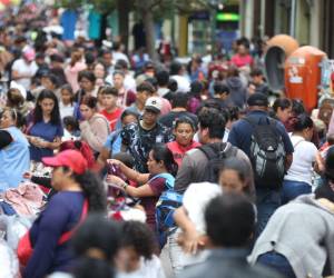 Desde primeras horas de la mañana de este lunes, los capitalinos abarrotaron el Centro de Tegucigalpa en busca de lo necesario para disfrutar de la Nochebuena.