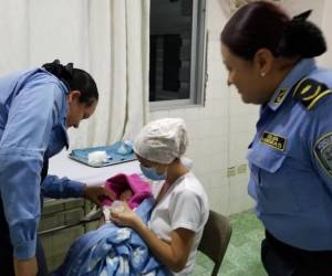 La recién nacida recibió atención médica y fue alimentada por el personal del centro hospitalario. Si las agentes no la encuentran a tiempo la bebé pudo haber muerto.