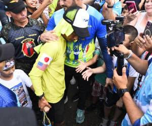 Rodeado del calor de su gente, el influencer japonés radicado en el norte de Honduras, fue recibido por cientos de personas a su llegada a San Pedro Sula, una de las últimas paradas antes de cumplir su reto de correr 3,000 kilómetros desde la frontera de México y Estados Unidos hasta El Progreso, Yoro, Honduras.