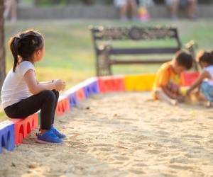 Ayudar a un niño tímido a desarrollar habilidades sociales sólidas requiere paciencia, comprensión y apoyo constante.