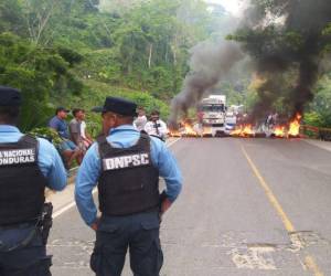 Los pobladores colocaron llantas y les prendieron fuego con el objetivo de bloquear la carretera y ejercer presión a las autoridades.