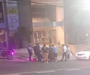 Autoridades policiales trasladaron al guardia de seguridad hasta el Hospital Escuela con el fin de salvarle la vida