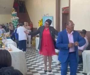 El video, de 47 segundos, muestra a Paredes disfrutando del momento junto a otros empleados, incluso sacando a bailar al presidente del sindicato.