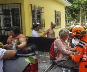 Imagen del folleto publicada por el Departamento de Bomberos de Guatemala que muestra a cuatro turistas franceses asistidos por bomberos voluntarios después de ser rescatados en el Parque Nacional Tikal.