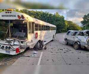 Los dos autobuses impactaron de frente en la carretera al sur de la capital de Honduras.