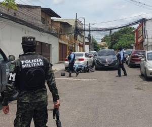 El motociclista quedó tendido sobre su medio de transporte de dos ruedas, luego de ser arrollado por el conductor del automóvil.