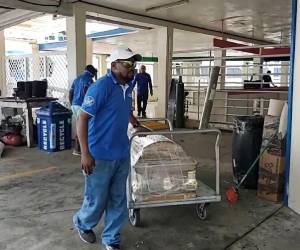 En ferry llegaron los restos de Gordon a Roatán.