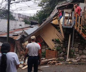 Familia queda en la calle tras derrumbe de casa en barrio El Bosque