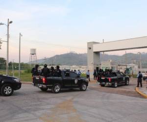 Decenas de vehículos policiales y militares ingresaron al centro penal de Ilama desde tempranas horas de este martes 23 de mayo de 2023.