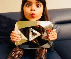 Elizabeth Marie Reyes Paz, conocida en redes como “Marie”, ha alcanzado un logro histórico al recibir el botón de diamante de YouTube, otorgado al llegar a los 10 millones de suscriptores.