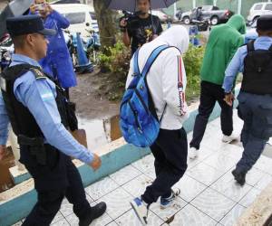 Los dos jóvenes que habían sido detenidos fueron dejados en libertad y fueron entregados a sus familiares.