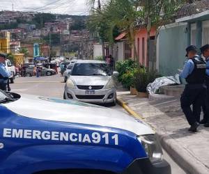 Agentes de la Policía Nacional llegaron rápidamente para iniciar las investigaciones y brindar protección a la hija de la fallecida.