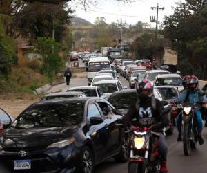 Cada mañana se forman dos carriles para ingresar a la ciudad, esto con apoyo de agentes de la DNVT, pero el conflicto se forma en el puente de la aldea Germania ya que se vuelve un embudo.