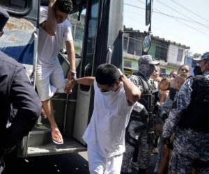 Imagen tomada durante el traslado de pandilleros capturados en el estado de excepción.