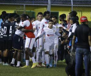 Los jugadores de Olimpia saludaron y abrazaron a sus colegas del Honduras Progreso tras el ejemplar gesto.